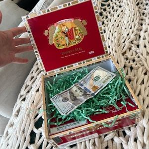 FUN HOLIDAY GIFT BOX FOR CASH  GIFT CARD OR SECRET STASH